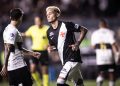 Adson comemora seu gol pelo Vasco