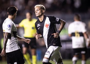 Adson comemora seu gol pelo Vasco