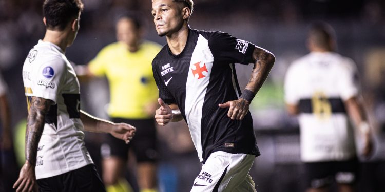 Adson comemora seu gol pelo Vasco