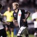 Adson comemora seu gol pelo Vasco