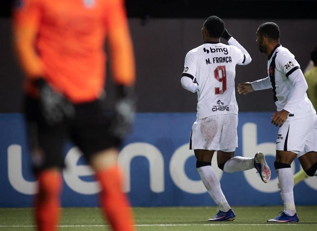 Matheus França comemora gol pelo Vasco.