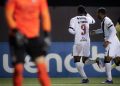 Matheus França comemora gol pelo Vasco.