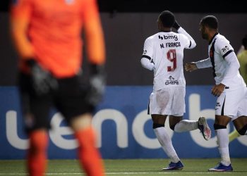 Matheus França comemora gol pelo Vasco.