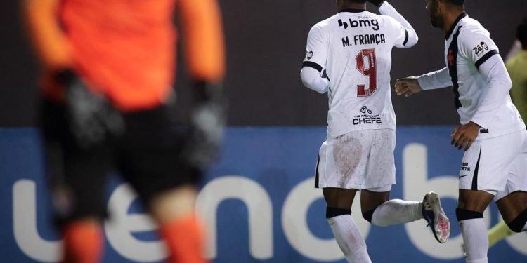 Matheus França comemora gol pelo Vasco.