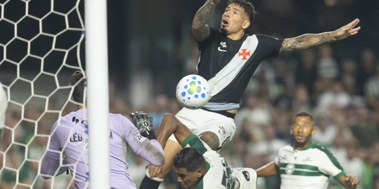 Saldivia fez três gols contra pelo Vasco