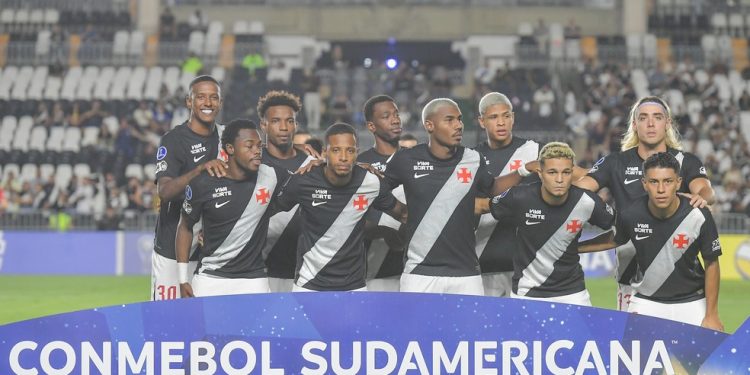 RJ - RIO DE JANEIRO - 27/05/2026 - COPA SUL-AMERICANA 2026, VASCO X BARRACAS CENTRAL - Jogadores do Vasco posam para foto antes na partida contra Barracas Central no estadio Sao Januario pelo campeonato Copa Sul-Americana 2026.