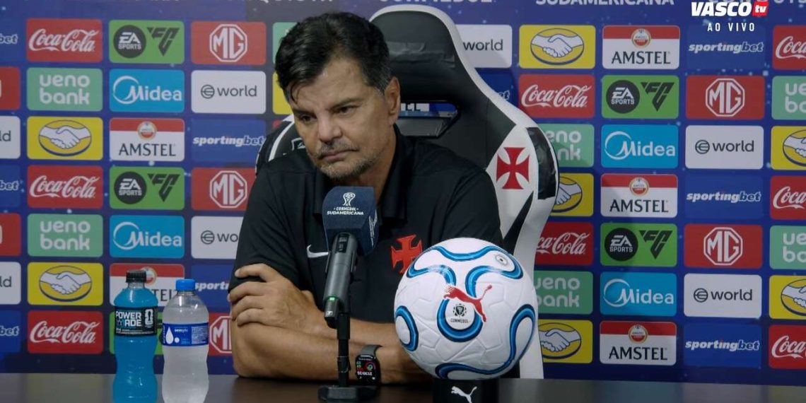 Auxiliar do Vasco em entrevista coletiva.