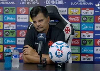 Auxiliar do Vasco em entrevista coletiva.
