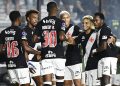 Time do Vasco comemora gol de Adson
