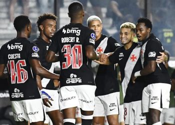Time do Vasco comemora gol de Adson