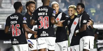 Time do Vasco comemora gol de Adson
