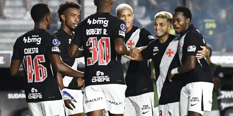 Time do Vasco comemora gol de Adson