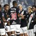 Time do Vasco comemora gol de Adson