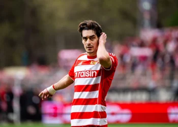 Vasco monitora zagueiro português Diogo Leite