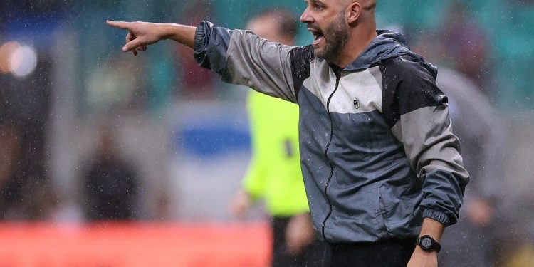 Vasco pode pegar técnico do Botafogo