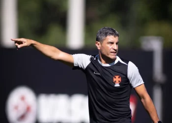 Pedro Emanuel comanda treino do Vasco