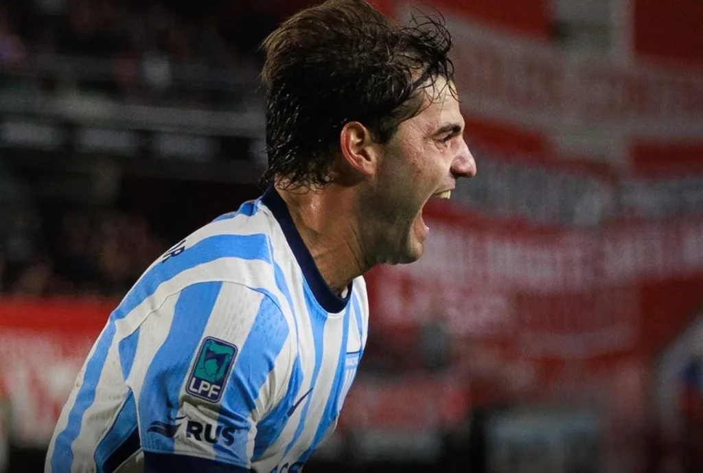 Alvo do Vasco, Sosa comemora gol feito pelo clube •