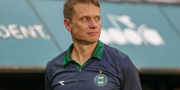 Fernando Seabra deve ser o novo técnico do Vasco