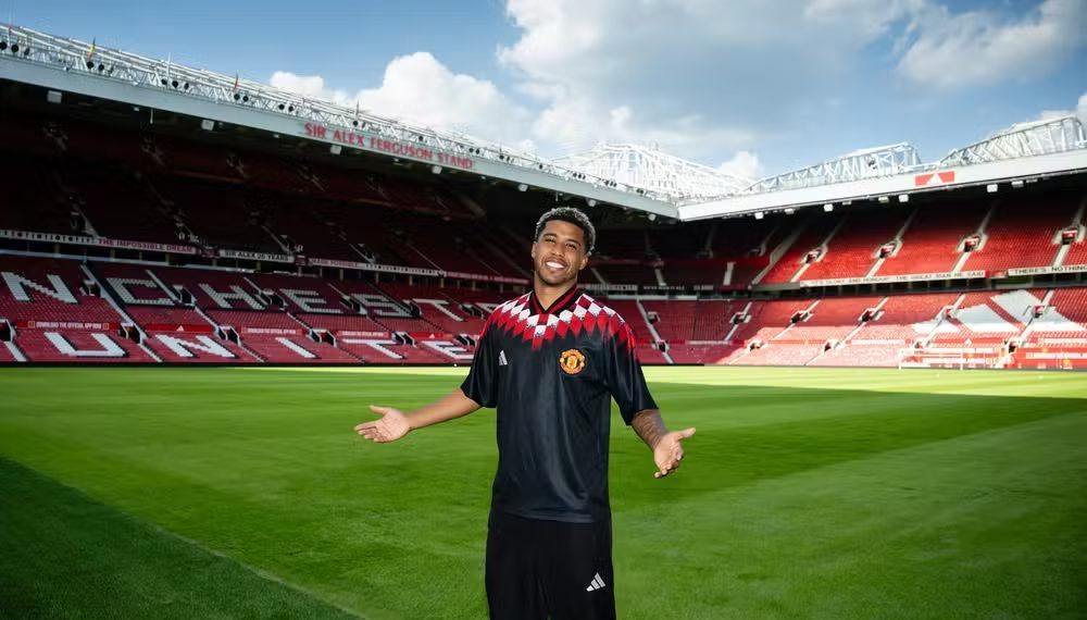 Andrey Santos é apresentado ao Manchester United e lembra do Vasco