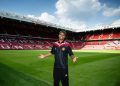 Andrey Santos é apresentado ao Manchester United e lembra do Vasco