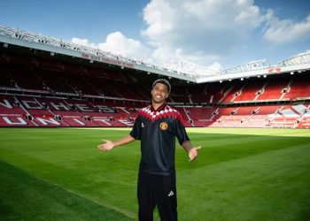Andrey Santos é apresentado ao Manchester United e lembra do Vasco