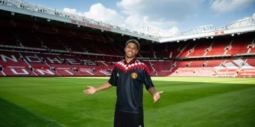 Andrey Santos é apresentado ao Manchester United e lembra do Vasco