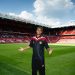 Andrey Santos é apresentado ao Manchester United e lembra do Vasco