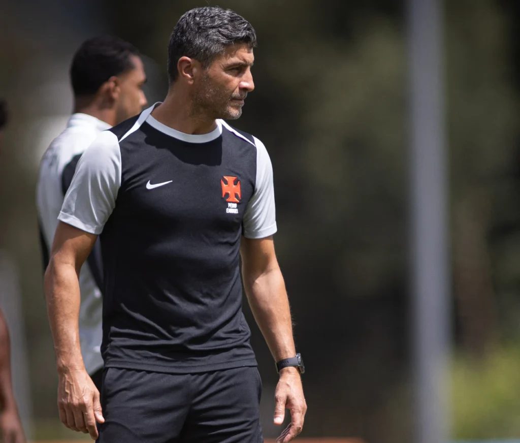 Pedro Emanuel comanda treino do Vasco