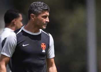 Pedro Emanuel comanda treino do Vasco