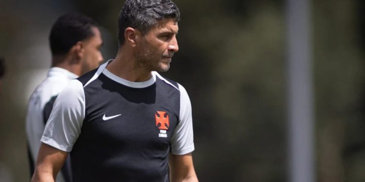 Pedro Emanuel comanda treino do Vasco