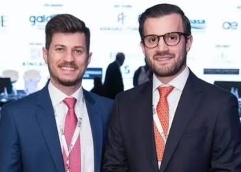 Athos Neves, à direita, atuou como interventor da SAF do Vasco