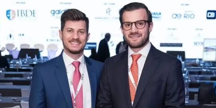 Athos Neves, à direita, atuou como interventor da SAF do Vasco