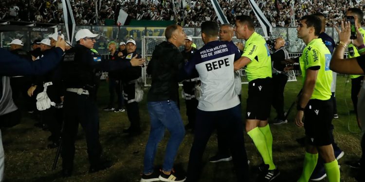 Funcionários do Vasco são denunciados no STJD