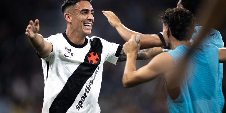 Puma comemora terceiro gol do Vasco