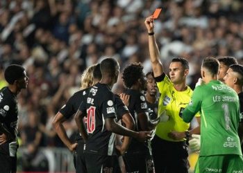 Barros é expulso em Vasco x Vitória