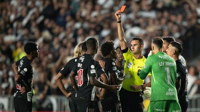Barros é expulso em Vasco x Vitória