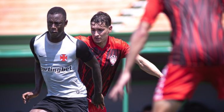 Marino Hinestroza em treino do Vasco
