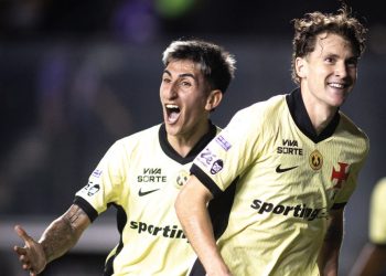 Colidio e Lescano comemoram gol pelo Vasco