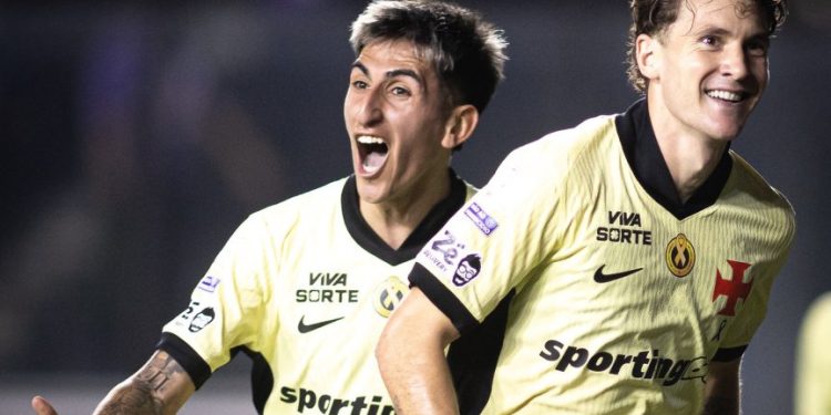 Colidio e Lescano comemoram gol pelo Vasco