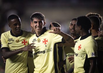 Lescano comemora seu primeiro gol pelo Vasco