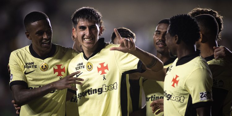 Lescano comemora seu primeiro gol pelo Vasco
