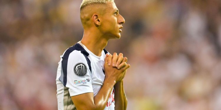 Entorno de Richarlison espera liberação da FIFA até sexta; Vasco aguarda