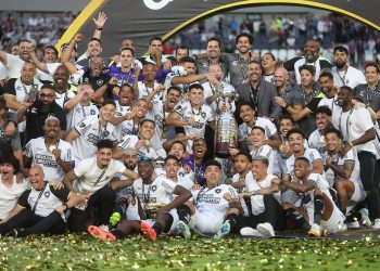 Campeão da Libertadores pelo Botafogo se oferece ao Vasco