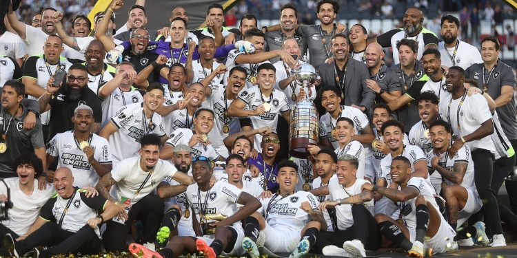 Campeão da Libertadores pelo Botafogo se oferece ao Vasco
