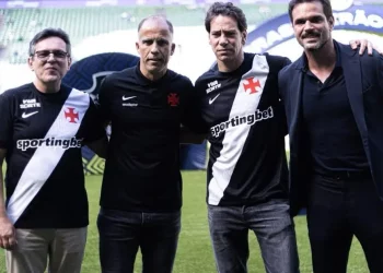 Dirigente ligado ao Athletico provoca o Vasco, mas contrato com Lamacchia mostra o contrário