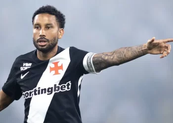 Vasco faz oferta de renovação para Jair, mas impõe condição contratual; veja detalhes